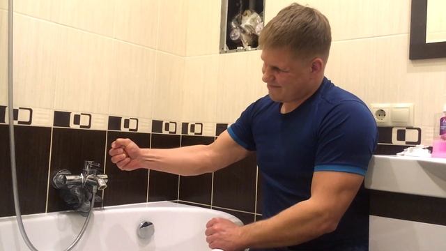 раздавить яйцо одной рукой смотреть онлайн