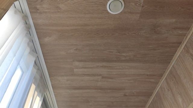 балкон с панорамным остеклением обшитый ламинатом
