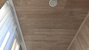 балкон с панорамным остеклением обшитый ламинатом