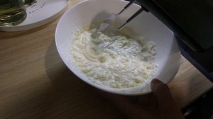 Пример работы ручного миксера Vitek VT 1401 месим тесто на кексы