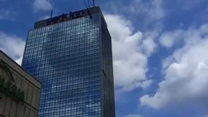 Как падает человек с крыши небоскреба