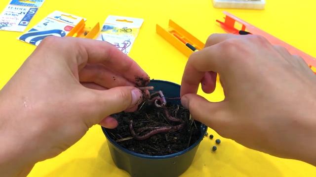 Как насадить ЧЕРВЯ на крючок?! 3 способа! Ловля КАРПА, КАРАСЯ, ЛЕЩА, ПЛОТВЫ? смотреть онлайн