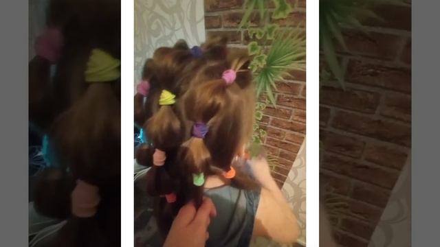 4 прически из разноцветных резиночек!Какой вариант лучше? смотреть онлайн