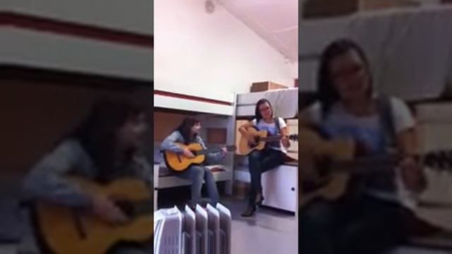 Плачет  девушка в автомате