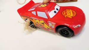 Şimşek McQueen, Jackson Storm ve Wingo yarıştan önce Nail Baba’nın pizzasını yiyorlar!