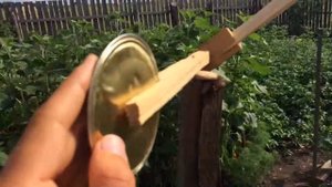Как сделать вертушку / флюгер для отпугивания кротов на огороде