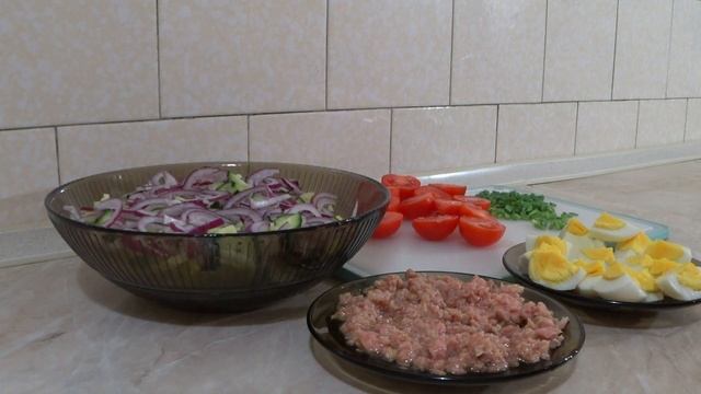 САЛАТ С ТУНЦОМ консервированным и овощами. Как приготовить вкусный салат с тунцом за 10 минут?