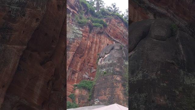 2019.10.13. Китай. Будда в городе Leshan  (вертикалка)