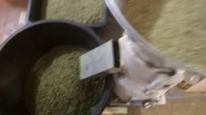 Гранулятор комбикорма. Гранулированный полнорационный своими руками. корм для кроликов. Гранулы.