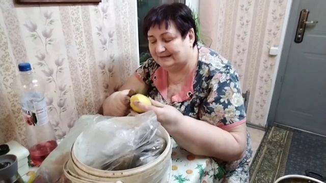 Елена прекрасная готовит салатики