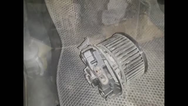 Как заменить вентилятор отопителя на Рено Меган 2