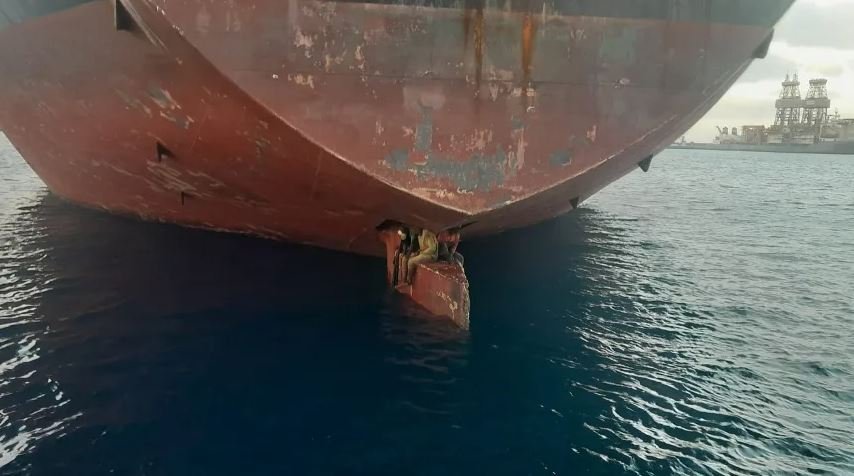 Три нигерийца тайно плыли 11 дней на танкере в Испанию