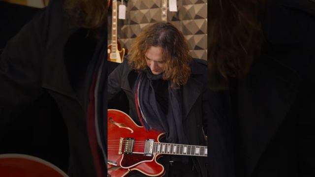 Justin Hawkins Shows You How to Hold a 355 / 335 at Gibson Garage, London, UK