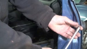 КАК СНЯТЬ НАРУЖНЫЕ РУЧКИ ДВЕРЕЙ, И ДВЕРНЫЕ ОБШИВКИ ЛАДА КАЛИНА.