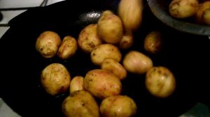 Молодой картофель с копченой грудинкой в духовке