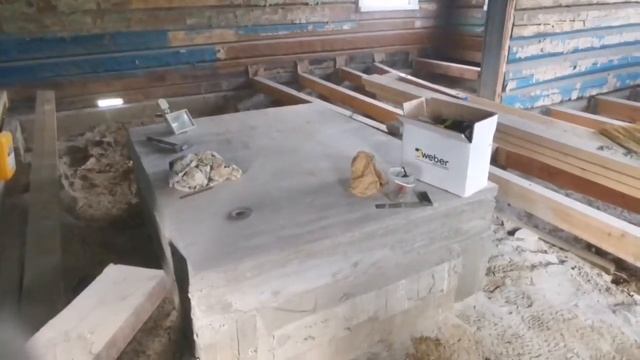 Снимаем наплывы с бетона, выравниваем фундамент под печь. Обходим фундамент балками. (День 56-57). смотреть онлайн