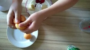 Вкусный молочный коктейль с фруктами.