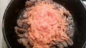 Куриные сердечки, тушеные в сливках