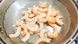 Креветки в сливочном соусе с макаронами/ Как приготовить креветки