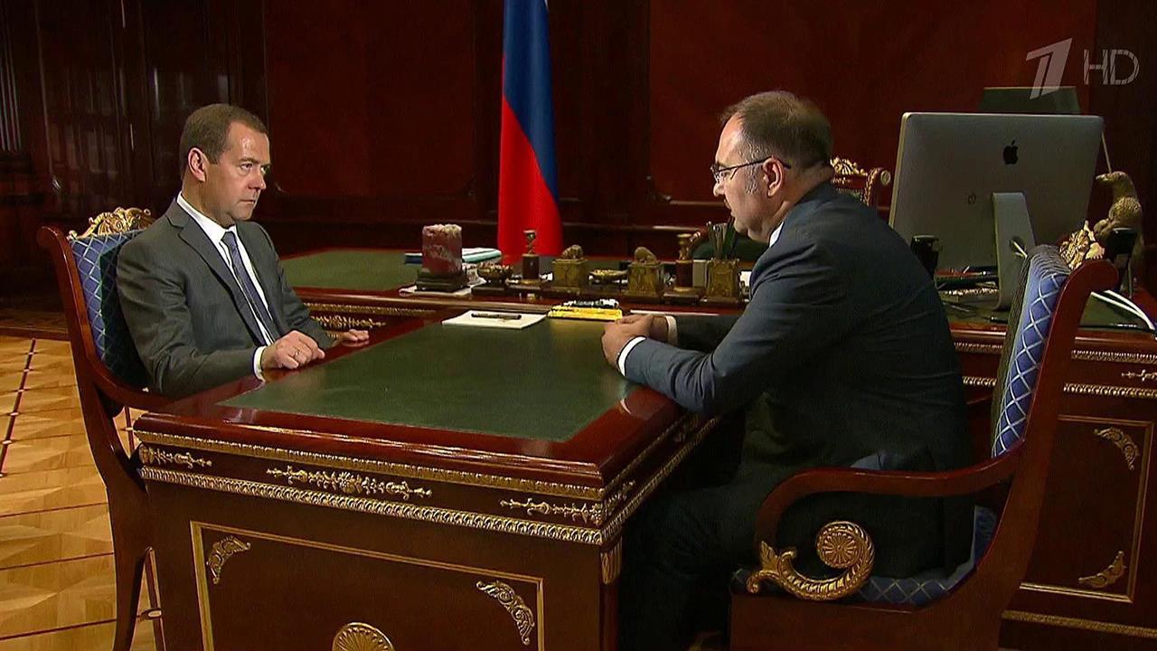 Дмитрий Медведев обсудил с главой ПФР ситуацию в пенсионной системе