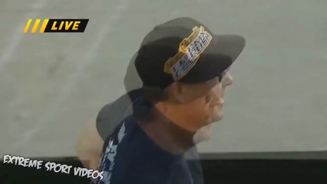 Old man on bike doing tricks | Старик трюкачит на мотоцикле смотреть онлайн