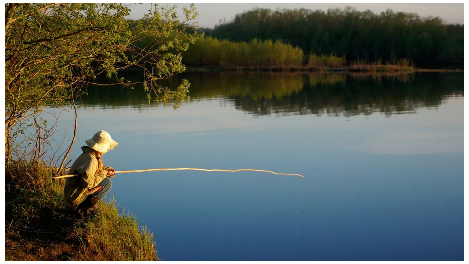 Ловля на озере видео. Природа рыбалка. Красивая природа рыбалка. Рыбак на реке. Рыбалка на озере.