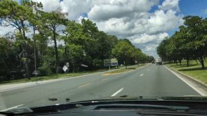 США ФЛОРИДА Типичная Северная Флорида. город Гейнсвил очень зелёный