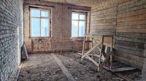 Работы в старом фонде: демонтаж, стяжка, балки. Март 2023