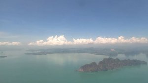 Посадка на острове Пхукет Тайланд landing Phuket Airport  (HKT) красивые облака. Андаманское море