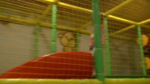 Идём гулять в Правда Парк Съезжаем с горки в шарики Бегаем в лабиринте