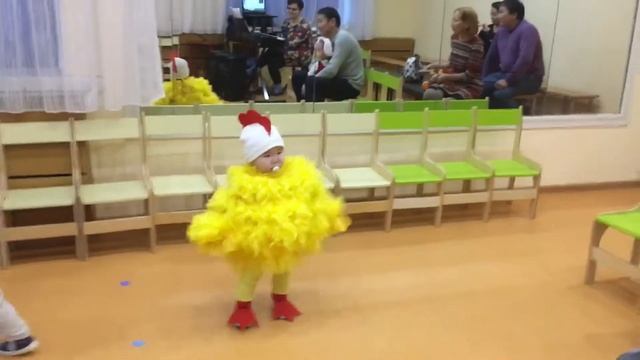 Цыплёнок Юлечка, первый утренник в жизни . смотреть онлайн