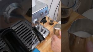 Рожковая кофеварка BORK CM EMN 9922 BK демонстрация работоспособности