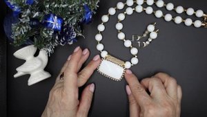 Колье из белого агата и кахалонга. Магические свойства камней.