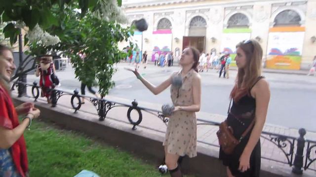 Девушки учатся жонглировать булыжниками...ч3 (книжный салон) смотреть онлайн