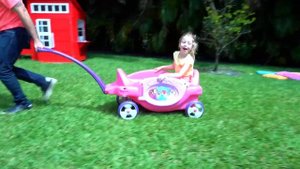 Настя и папа играют с конструктором