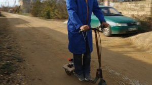 электросамокат на базе шуруповерта.electric scooter based on a screwdriver
