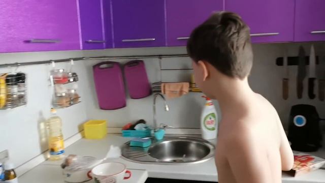 Маша готовит ужин-- пюре, котлеты, салат из моркови/Ёлка не нравится ?Перенарядили? смотреть онлайн