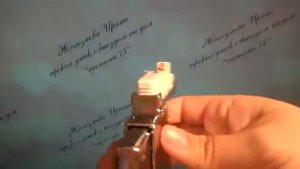 Видео обзор аппарата для прокола ушек системой 75, капсулы с сережкой и как застежка встает на сере