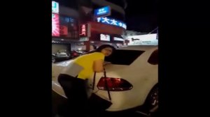 Тайвань. Женщина не бросает эвакуированный автомобиль (10.05.2016 г.)