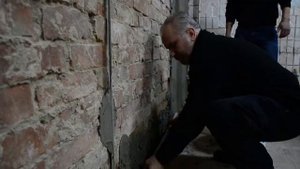 Интернат. Дети штукатурят стены в фитнес-зале
