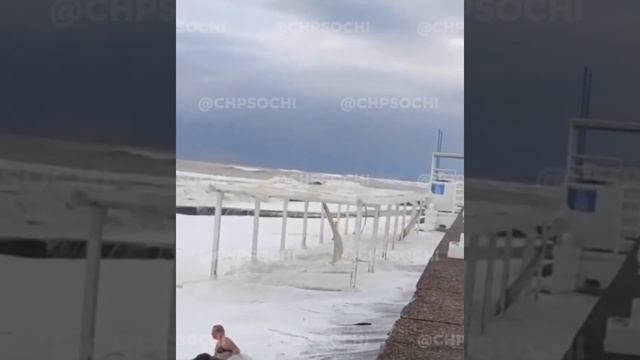 В Сочи прохожие вытащили из штормящего моря пьяную купальщицу