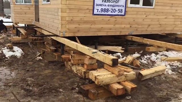 Поднятие дома домкратом и передвижка на винтовой фундамент ГЛАВ СВАИ СПб