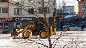 MIX Экскаватор-погрузчик JCB чистит снег