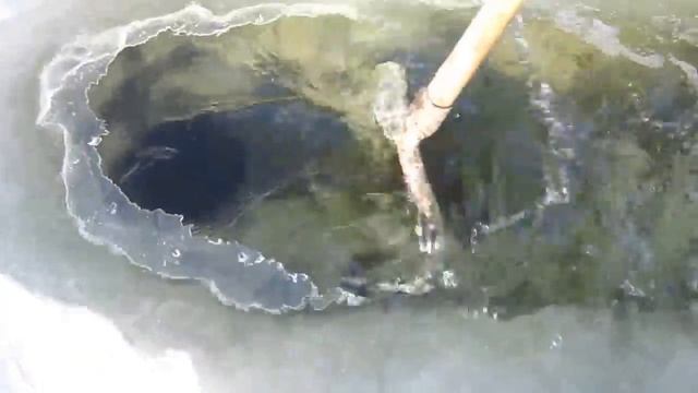 ЛОВИМ РЫБУ ЛОПАТОЙ. РЫБАЛКА НА ТЯГУ БЕЗ УДОЧКИ!!! смотреть онлайн