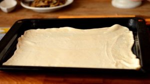 Пирог с грибами и капустой из слоеного теста