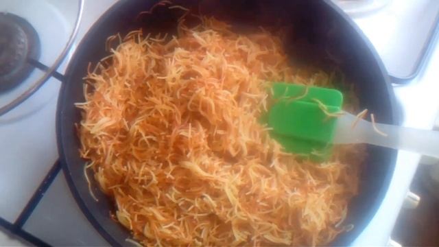 Салат Гнездо глухаря с жареными макаронами .  Salad Capercaillie nest with fried pasta