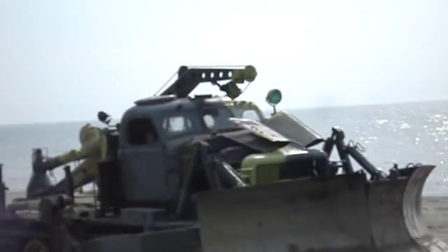 Тяжелая техника на пляже Балтийского моря