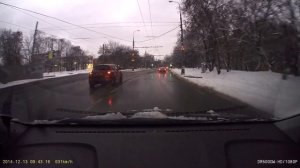 Девушка перепутала свою полосу и выехала на встречку