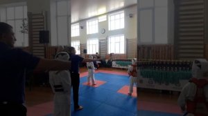 Чёткий удар в голову на соревнованиях каратэ.