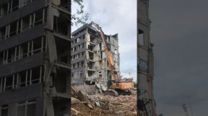 34-метровый экскаватор-разрушитель. Снос зданий и сооружений.